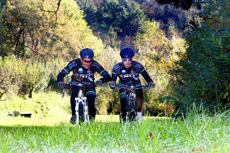 Ciclisti_mountain_bike